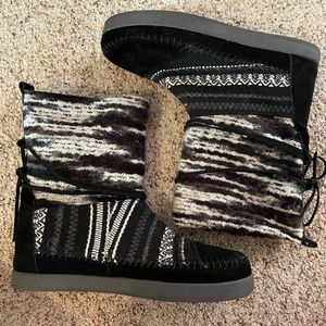 TOMS black comfy boots